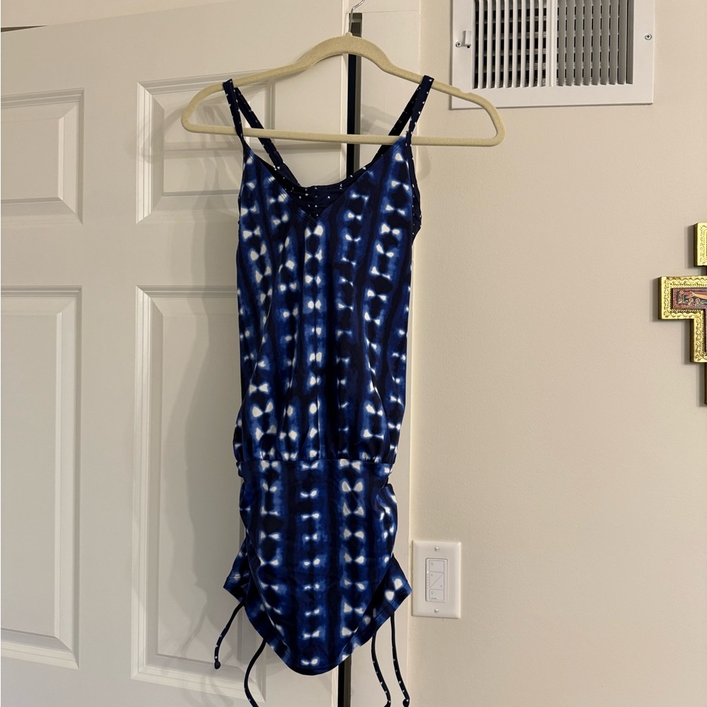 Athleta swim TOP. Built in bra in cute tie dye/polka dot style.